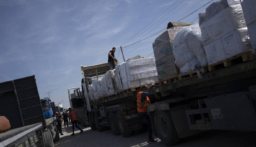 الهلال يتمكن من إدخال وتوزيع 9 شاحنات مساعدات لمناطق شمال غزة