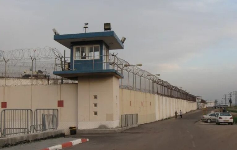 هيئة شؤون الأسرى الفلسطينيين: أسرى سجن النقب يواجهون عقوبات انتقامية