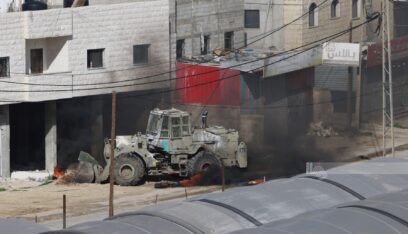 قوات الاحتلال تهدم محالا ومنشآت تجارية شرق القدس