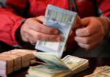 بعد قرار مصرف لبنان…تهافت اللبنانيين الى محلات الصيرفة خوفا من انخفاض سعر صرف الدولار(بالفيديو)