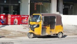 أصحاب التوك توك في طرابلس قطعوا أوتوستراد البالما بالاتجاهين امام السيارات