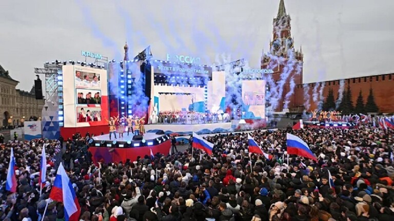 في الذكرى العاشرة لإعادة توحيد شبه جزيرة القرم مع روسيا…الرئيس الروسي يحضر حفلا موسيقيا