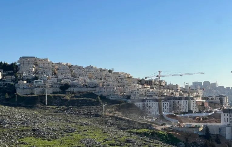 اعلام العدو: الدفاعات الجوية تعترض صاروخا في سماء مدينة صفد بالجليل الأعلى