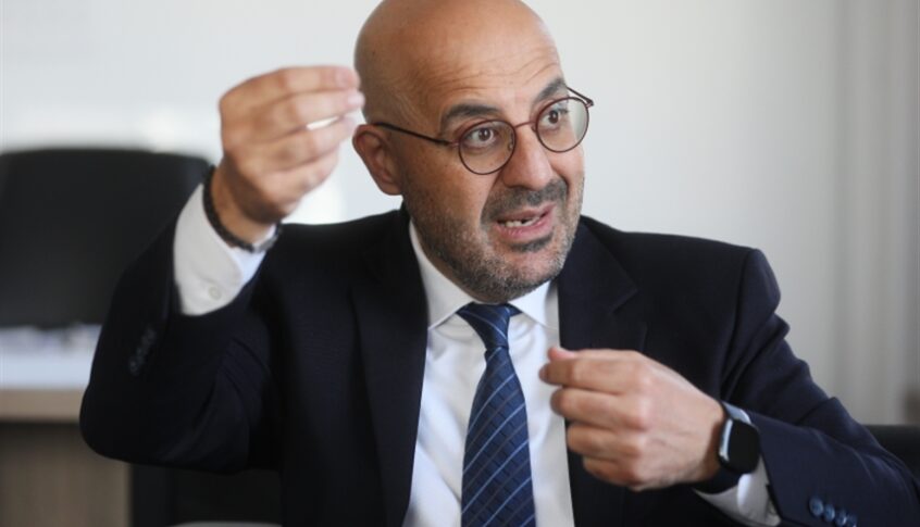 وزير البيئة ناصر ياسين من السّراي: عقدنا اجتماعاً اليوم هدفه التأكد من جهوزية خلايا الأزمة والطوارئ الموجودة على مستوى المحافظات اللبنانية وتعزيزها في حال وجود نقص