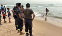 خمس حالات غرق مقابل شاطئ الرملة البيضاء وعمليات البحث والإنقاذ مستمرة(بالصور)