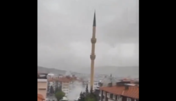 بالفيديو.. سقوط مئذنة بسبب العاصفة وسط تركيا