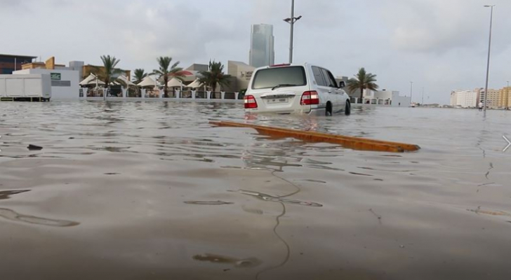 بالفيديو: أمطار غزيرة وسيول في الامارات