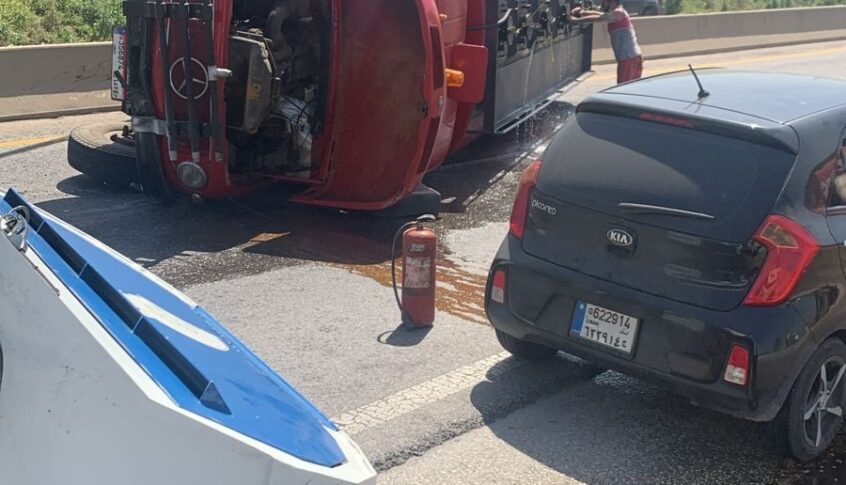 انقلاب شاحنة على اوتوستراد البربارة بإتجاه جبيل