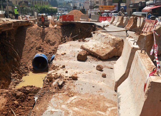 التحكم المروري: قطع طريق كفرشيما باتجاه الشويفات بسبب انخساف الطريق وتحويل السير باتجاه الطرقات الفرعية