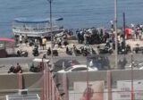 بالصورة: عادوا إلى طرابلس سباحة.. والصليب الاحمر يعاينهم!