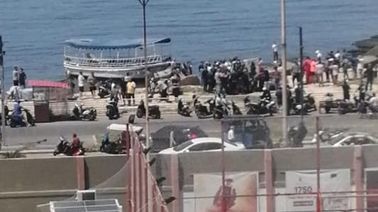 بالصورة: عادوا إلى طرابلس سباحة.. والصليب الاحمر يعاينهم!