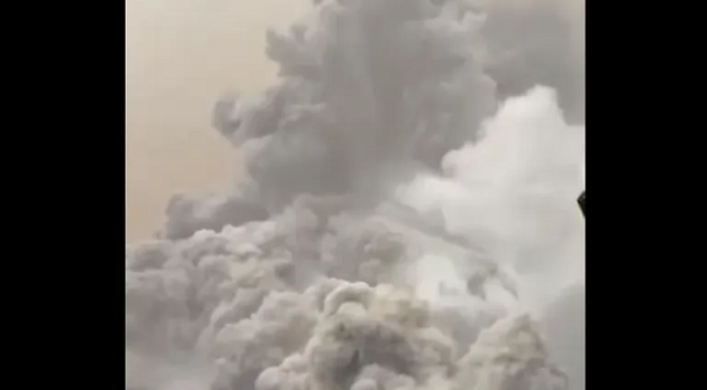 بالفيديو: إخلاء مناطق وإغلاق مطار… بركان جبل إيبو يثور في إندونيسيا