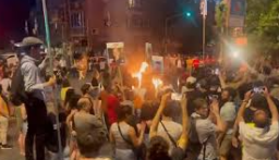 متظاهرون مؤيدون لعائلات الأسرى يضرمون النار قبالة مقر إقامة نتنياهو بالقدس الغربية