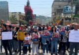 احتجاج لأهالي اصحاب مكاتب البورصة في النبطية بقطع الطريق الرئيسية في المدينة مطالبين بإطلاق ابنائهم الموقوفين