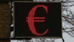 في بورصة موسكو.. اليورو يتراجع أمام الروبل الروسي