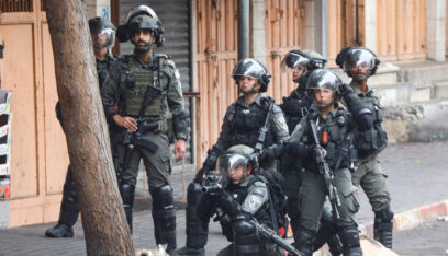 مستوطنون يهاجمون بلدة جنوب نابلس.. والقوات الإسرائيلية تشن حملة مداهمات واعتقالات