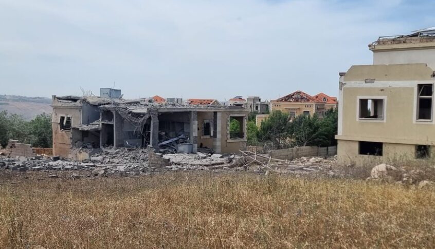 اهماد حريق منزل اثر غارة جوية إسرائيلية في ميس الجبل