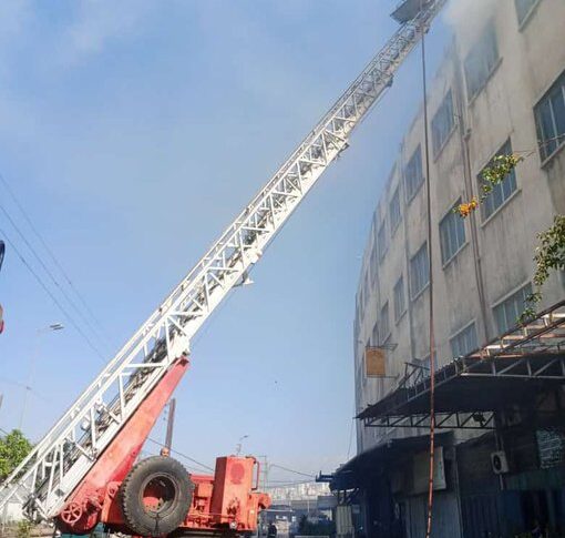إهماد حريق مستودع للكرتون في طرابلس