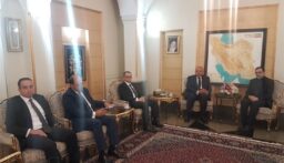 وزير الخارجية المصري يصل إلى طهران