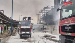 حريق ضخم في مصفاة حمص وسط سوريا وفرق الإطفاء تتعامل مع الحادث