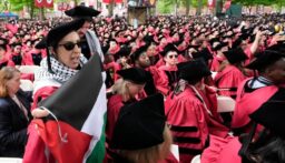 مجموعة من الطلاب يغادرون حفل تخرجهم في جامعة هارفارد ويهتفون “فلسطين حرة”
