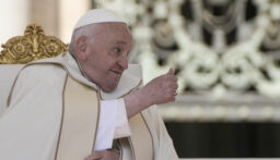 البابا فرنسيس يصدم مجتمع المثليين بقرار مفاجئ!