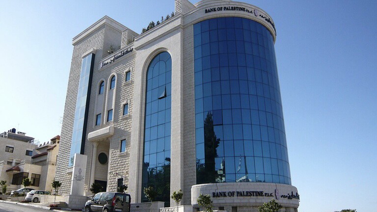 “لوموند”: مجموعات مسلحة نهبت نحو 66 مليون يورو من بنك فلسطين في غزة
