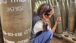 انتقادات ضد توقيع نيكى هيلي على قذيفة إسرائيلية