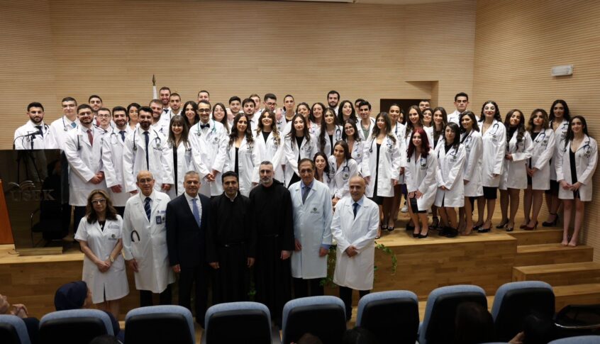 حفل ارتداء الرداء الأبيض في جامعة الروح القدس… خطوة هامّة لطلاب الطب نحو مرحلة التدريب السريري(بالصور)