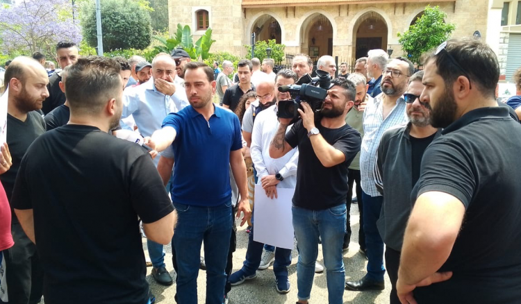 اعتصام لنقابة عمال وموظفي المعاينة الميكانيكية امام وزارة الداخلية