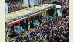 حشود جماهيرية كبيرة في طهران تتوافد الى جامعة طهران للمشاركة في تشييع الرئيس الايراني الراحل ورفاقه