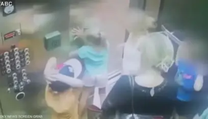 بالفيديو: طفلة كادت تخسر يدها بين “مصعد وجدار”!
