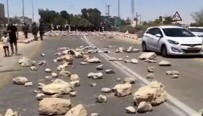 مستوطنون يقطعون الطريق أمام قافلة مساعدات إنسانية متوجهة إلى غزة
