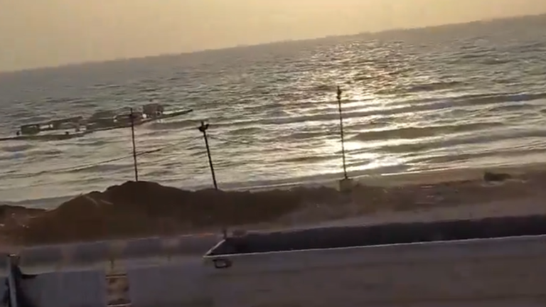 تداول فيديو لغرق الرصيف الأميركي الموقت قبالة سواحل غزة