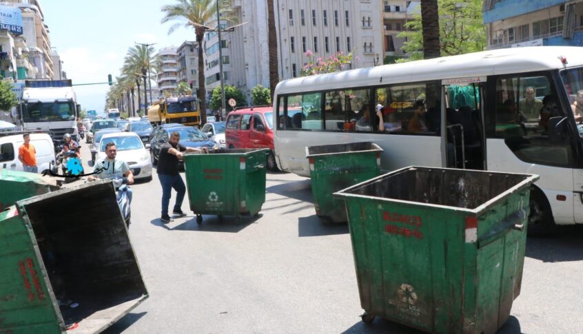 قطع الطريق في كورنيش المزرعة احتجاجاً على ضبط الدراجات النارية المخالِفة (النهار)