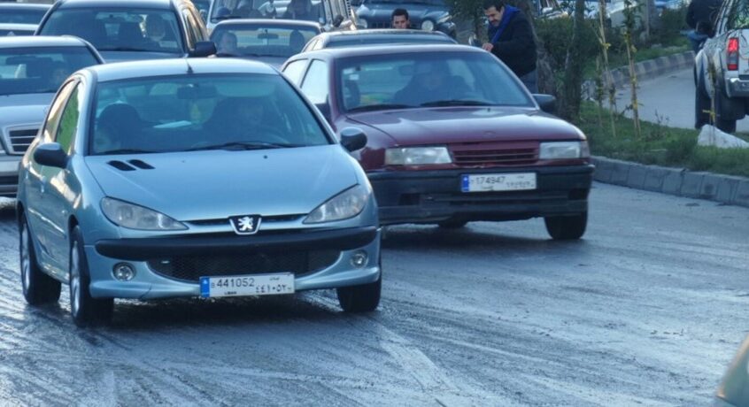انزلاق سيارتين في طاران وبخعون بسبب الأمطار