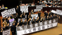 تايوان.. جلسة برلمانية تتحول إلى حلبة مصارعة! (فيديو)