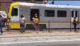 إصابة 55 شخصا على الأقل جراء اصطدام قطار بحافلة في لوس أنجلوس