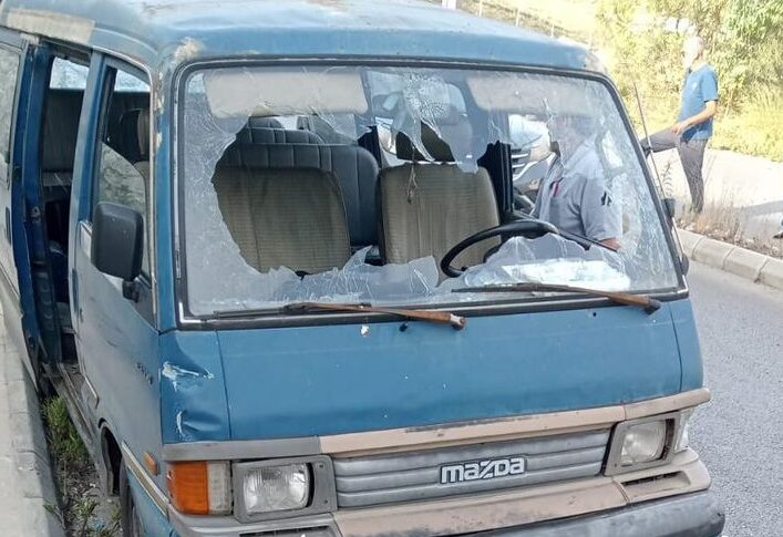 شهيد باستهداف سيارة على طريق كفردجال وجرح 3 طلاب داخل “فان”