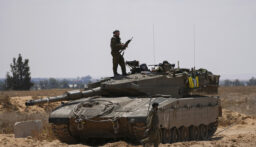 الدبابات الإسرائيلية وصلت إلى وسط مدينة رفح