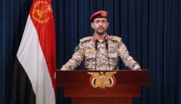 الحوثيون يعلنون استهداف مطار بن غوريون في إسرائيل بصاروخ بالستي