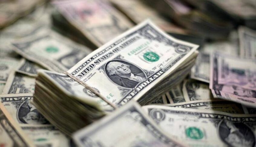 الدولار يهبط الى أدنى مستوى هذا العام مقابل اليورو