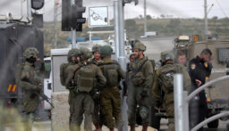 قوات العدو تواصل حملات المداهمة والاعتقال في مناطق الضفة الغربية