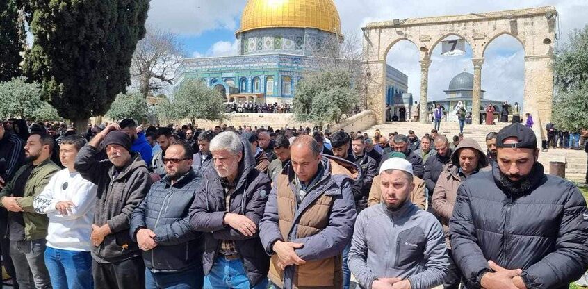 الأوقاف الإسلامية في القدس: 30 ألف مصلّ أدوا صلاة الجمعة في المسجد الأقصى رغم تضييقات العدو