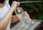 لماذا يجب تجنب شرب الماء من زجاجة بلاستيكية؟
