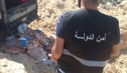 أمن الدولة في بعلبكّ – الهرمل تتلف شاحنتين لبقايا الدجاج وتوقف سائقيهما(بالصور)