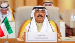 أمير الكويت يحل مجلس الأمة ويوقف العمل ببعض مواد الدستور