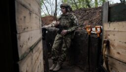 “الغارديان”: تزايد الغضب والإرهاق في صفوف العسكريين الأوكرانيين بسبب القتال المتواصل