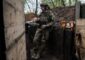 “الغارديان”: تزايد الغضب والإرهاق في صفوف العسكريين الأوكرانيين بسبب القتال المتواصل