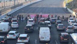 بالفيديو: متظاهرون يقطعون طريق “أيالون” في تل أبيب